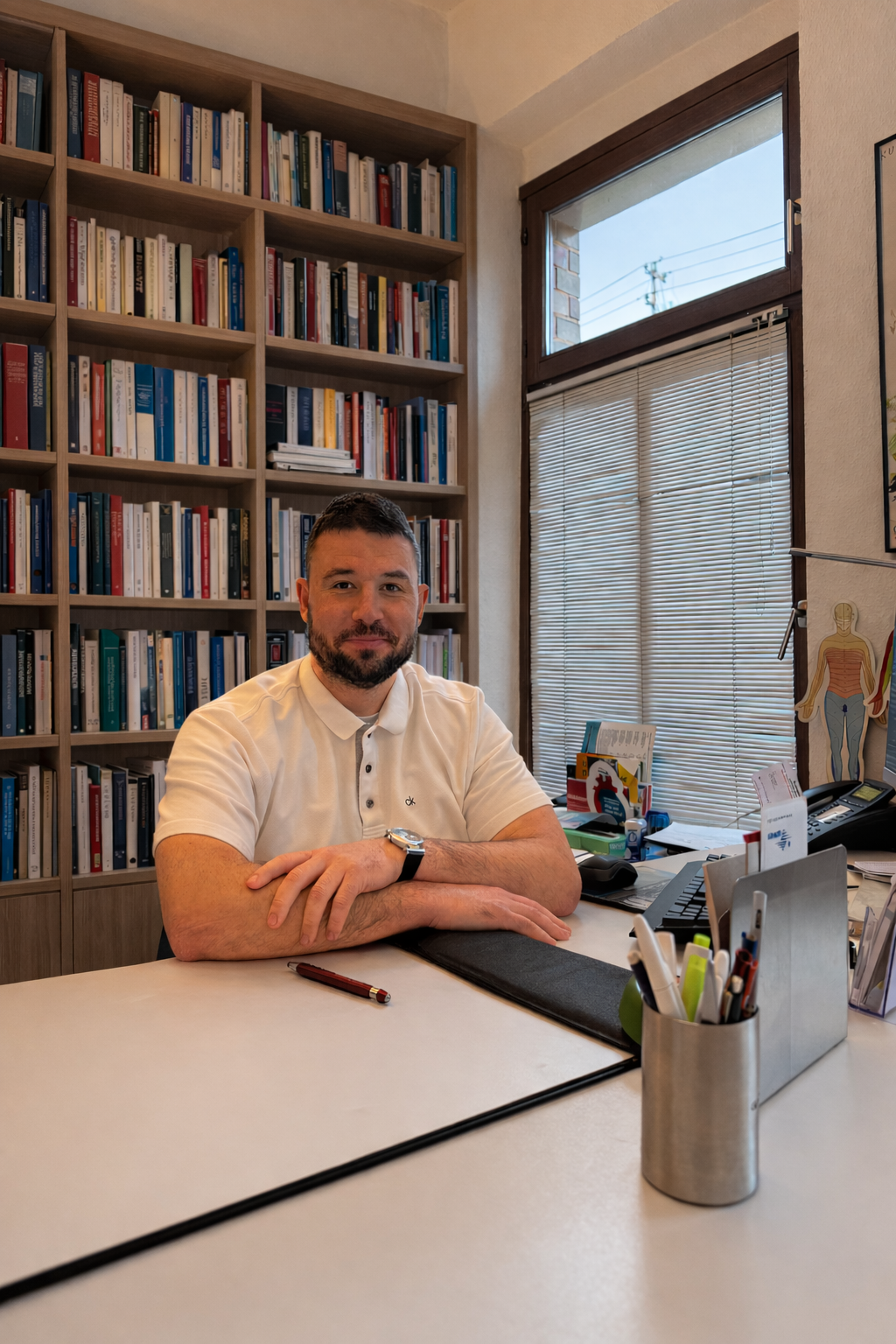 Dr. med. Volodymyr Iaroshevych in seiner Praxis